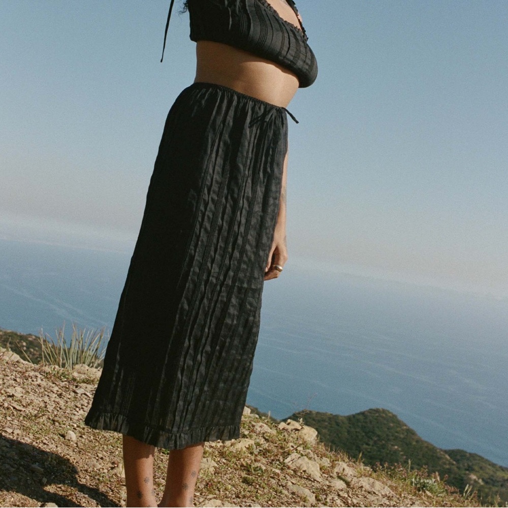 Doen Black Textured Midi Skirt